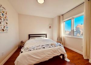 Кровать или кровати в номере Charming Family Getaway in Richmond Hill