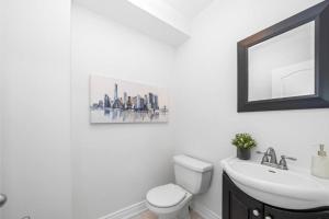 Ванная комната в Charming Family Getaway in Richmond Hill +25 фотографий