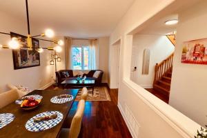 Гостиная зона в Charming Family Getaway in Richmond Hill