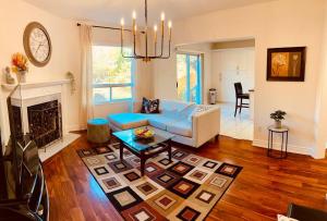 Гостиная зона в Charming Family Getaway in Richmond Hill