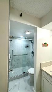 Et badeværelse på FLASH DEALS, Free Parking, WiFi, AC, Comfy Beds, and Great View + 70 billeder