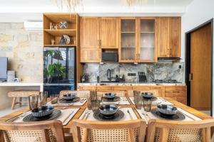 eine Küche mit einem Holztisch und Stühlen in der Unterkunft Villa Nova - Sanur, Bali 3 Bed Modern Private Villa with swimming pool in Sanur