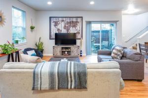 ein Wohnzimmer mit Couch und Flachbildfernseher in der Unterkunft TWO townhomes for your giant group! in Corvallis