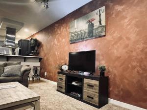 ein Wohnzimmer mit einem Flachbildfernseher an der Wand in der Unterkunft TWO townhomes for your giant group! in Corvallis