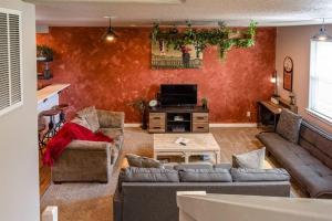 salon z kanapą i telewizorem w obiekcie TWO townhomes for your giant group! w mieście Corvallis