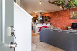 ein Wohnzimmer mit Couch und Küche in der Unterkunft TWO townhomes for your giant group! in Corvallis + 63 Fotos