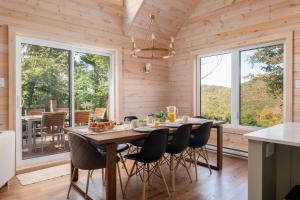 Fotografie z fotogalerie ubytování Le Montagnia escape to Tremblant with hot tub v destinaci Val-des-Lacs