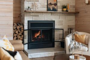 Posezení v ubytování Le Montagnia escape to Tremblant with hot tub