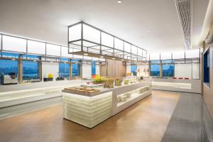 南昌南昌高新智选假日酒店的一间大型厨房,位于一栋带窗户的建筑内