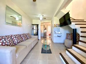 a living room with a couch and a glass table at LA CASABONITA vistalberca AirA in Alpuyeca