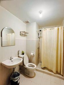 Koupelna v ubytování Elegant 1BR Mesaverte 6pax w Free Pool and Netflix