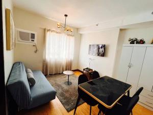 TV a/nebo společenská místnost v ubytování Elegant 1BR Mesaverte 6pax w Free Pool and Netflix