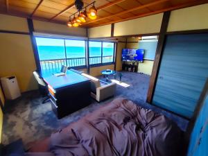 TV a/nebo společenská místnost v ubytování INN Sodeshi 丹後 一棟貸し 海の宿 INN袖志