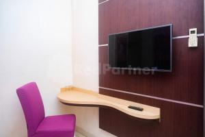 TV o dispositivi per l'intrattenimento presso Bies Malioboro Hotel RedPartner