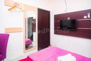 TV o dispositivi per l'intrattenimento presso Bies Malioboro Hotel RedPartner