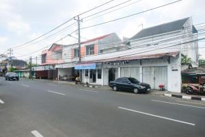 una macchina nera parcheggiata sul lato di una strada di Bies Malioboro Hotel RedPartner a Yogyakarta