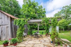a patio with a table and chairs in a yard at Mistletoe House in Fredericksburg