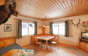 ein Schlafzimmer mit einem Tisch mit einem Rammkopf an der Wand in der Unterkunft Großmitt in Pertisau