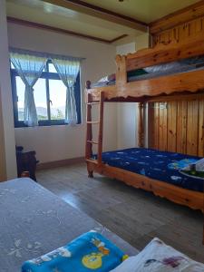 una camera con due letti a castello e una finestra di Sea of clouds view inn a Sagada