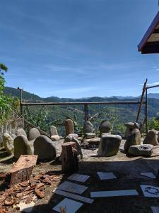 un gruppo di rocce seduti su un patio con vista di Sea of clouds view inn a Sagada