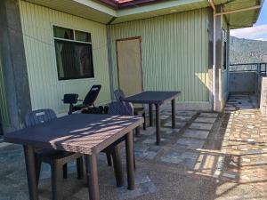 due tavoli da picnic e sedie su un patio di Sea of clouds view inn a Sagada