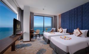 une chambre d'hôtel avec deux lits et une télévision à écran plat dans l'établissement Vesna Hotel Nha Trang, à Nha Trang
