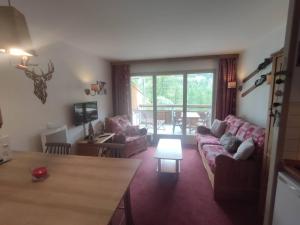 una sala de estar con un sofá y una mesa en Appartement rénové 2 pièces, 4 pers. à Isola 2000, proche pistes - FR-1-292-215, en Isola