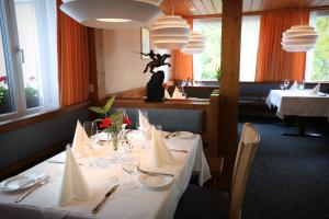 Restoran või mõni muu söögikoht majutusasutuses Hotel Falknerei Galina