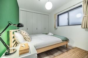 Katil atau katil-katil dalam bilik di 住吉月满-豪华全新一户建-住吉大社6分钟-关西机场直达40分-宽敞停车位-隔壁711超市