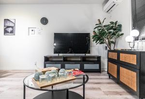 Televisyen dan/atau pusat hiburan di 住吉月满-豪华全新一户建-住吉大社6分钟-关西机场直达40分-宽敞停车位-隔壁711超市