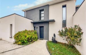 ヴェルトゥにある3 Bedroom Beautiful Home In Vertouの青い扉白い家 +12枚の写真