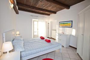 En eller flere senge i et værelse på -Ortaflats- Appartamenti Imbarcadero & Palazzotto