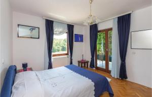 Postel nebo postele na pokoji v ubytování 6 Bedroom Pet Friendly Home In Zmijavci