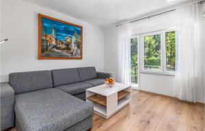 una sala de estar con un sofá y una mesa en 2 Bedroom Awesome Apartment In Tribalj, en Tribalj