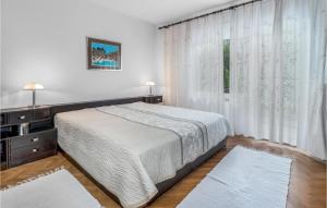 Posteľ alebo postele v izbe v ubytovaní 2 Bedroom Awesome Apartment In Tribalj