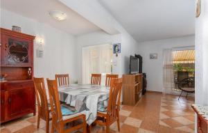 プナトにあるCozy Home In Punat With Wifiのテーブルと椅子のあるダイニングルーム