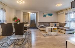 a living room with a couch and a table at Stunning Home In Skatari With Wifi in Škatari
