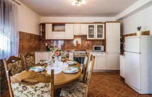 Kuchyňa alebo kuchynka v ubytovaní Lovely Home In Pula With Kitchen