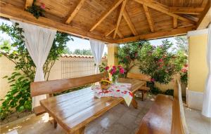 un patio con mesa de madera y bancos en 2 Bedroom Stunning Apartment In Fondole, en Fondole