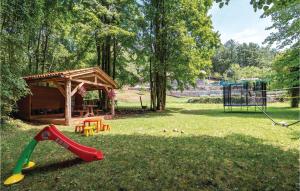 un parque con parque infantil y estructura de juegos en Gorgeous Home In Jurdani, en Mučići 47 fotos más