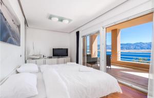 Posteľ alebo postele v izbe v ubytovaní 5 Bedroom Awesome Home In Pag