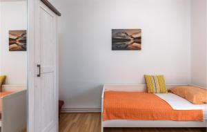Postel nebo postele na pokoji v ubytování Cozy Apartment In Kostrena