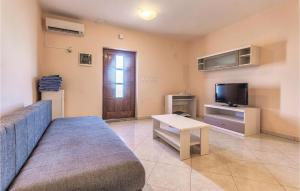 Telewizja i/lub zestaw kina domowego w obiekcie 6 Bedroom Amazing Home In Bratulici
