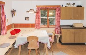 A kitchen or kitchenette at Erholsames Ferienhaus Pillberg