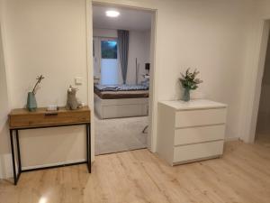 ein Zimmer mit einem Spiegel und ein Schlafzimmer mit einem Bett in der Unterkunft Wohnung am Stadtrand in Lemgo