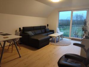 ein Wohnzimmer mit Sofa und Tisch in der Unterkunft Wohnung am Stadtrand in Lemgo