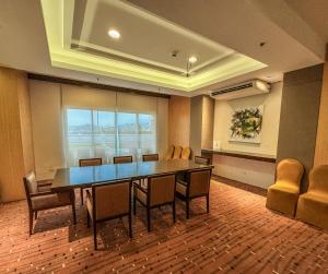 Ruang duduk di The Suite- Luxurious City Skyline +11 gambar