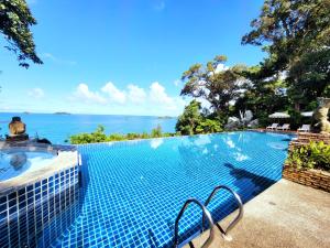 Bazén v ubytování Koh Chang Cliff Beach Resort nebo v jeho okolí