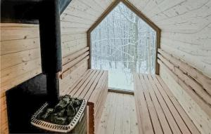 una stanza con camino in una cabina con finestra di Stunning Home In Roztoka With Jacuzzi a Roztoka