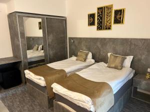sypialnia z dwoma łóżkami i lustrem w obiekcie Casa Cristina Resort&Spa w mieście Câmpulung +51 zdjęć